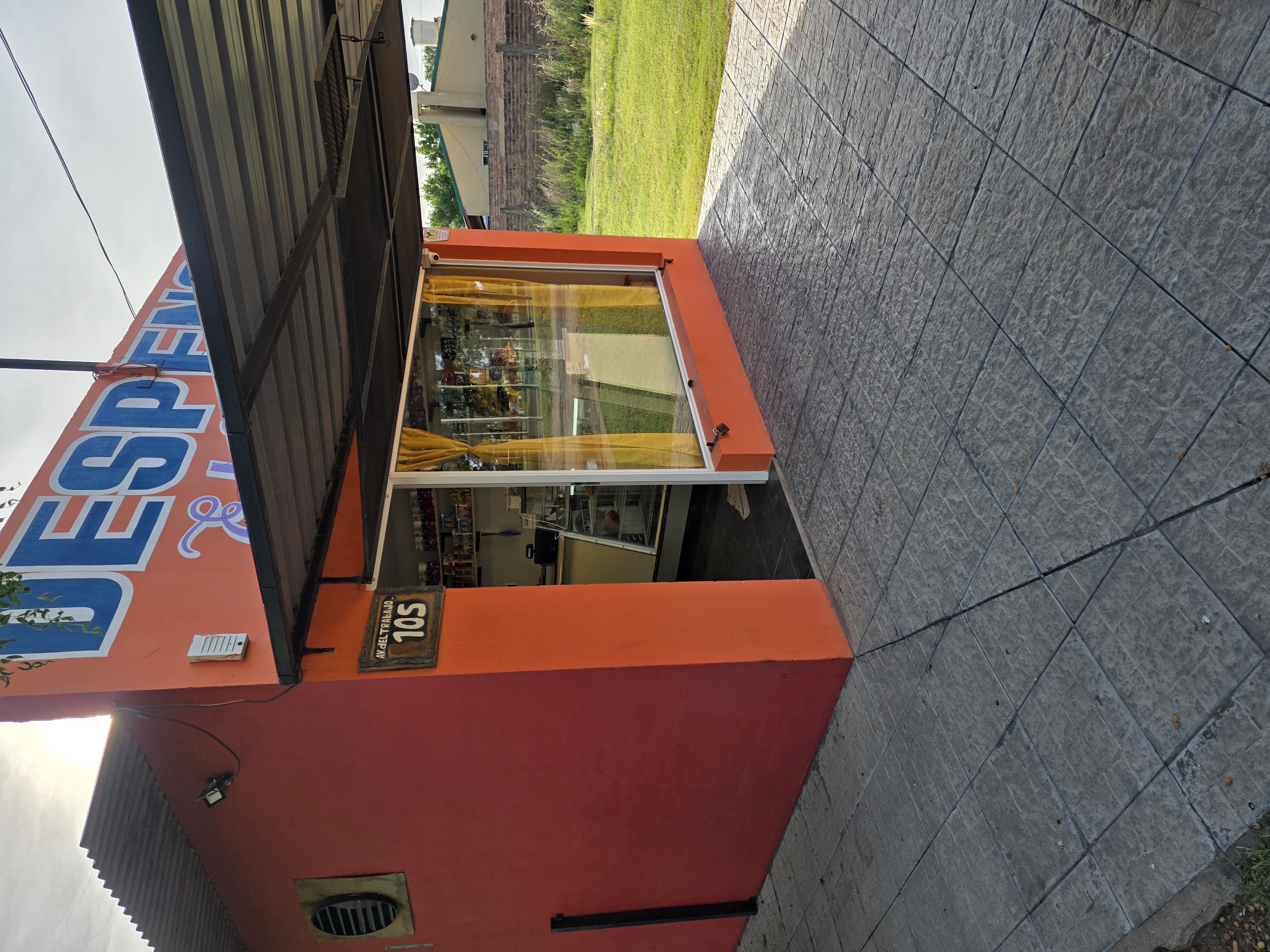 Local comercial con departamento